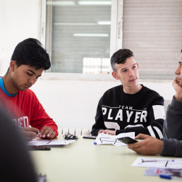 Orientación vocacional para que jóvenes de entidades sociales conozcan sus puntos fuertes y decidan qué estudiar.